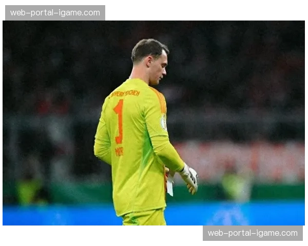 比赛瞬间：拜仁门将诺伊尔做出关键两连扑，力保球门不失