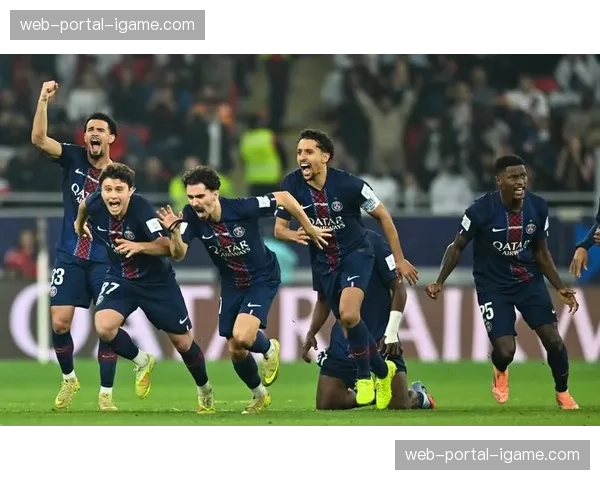 特写:在巴黎夺冠夜,老将马尔基尼奥斯带着自己的孩子一同庆祝 特写:在巴黎夺冠夜,老将马尔基尼奥斯带着自己的孩子一同庆祝